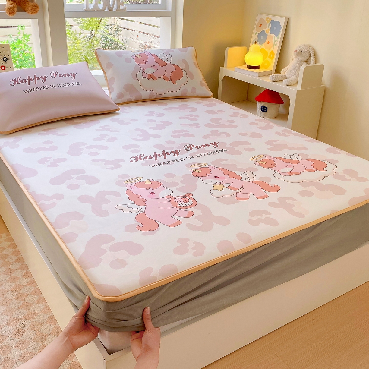 91家纺网 家纺一手货源 找家纺 莱米家纺 2026新款大版小冰皮床笠床席 快乐小狗床笠