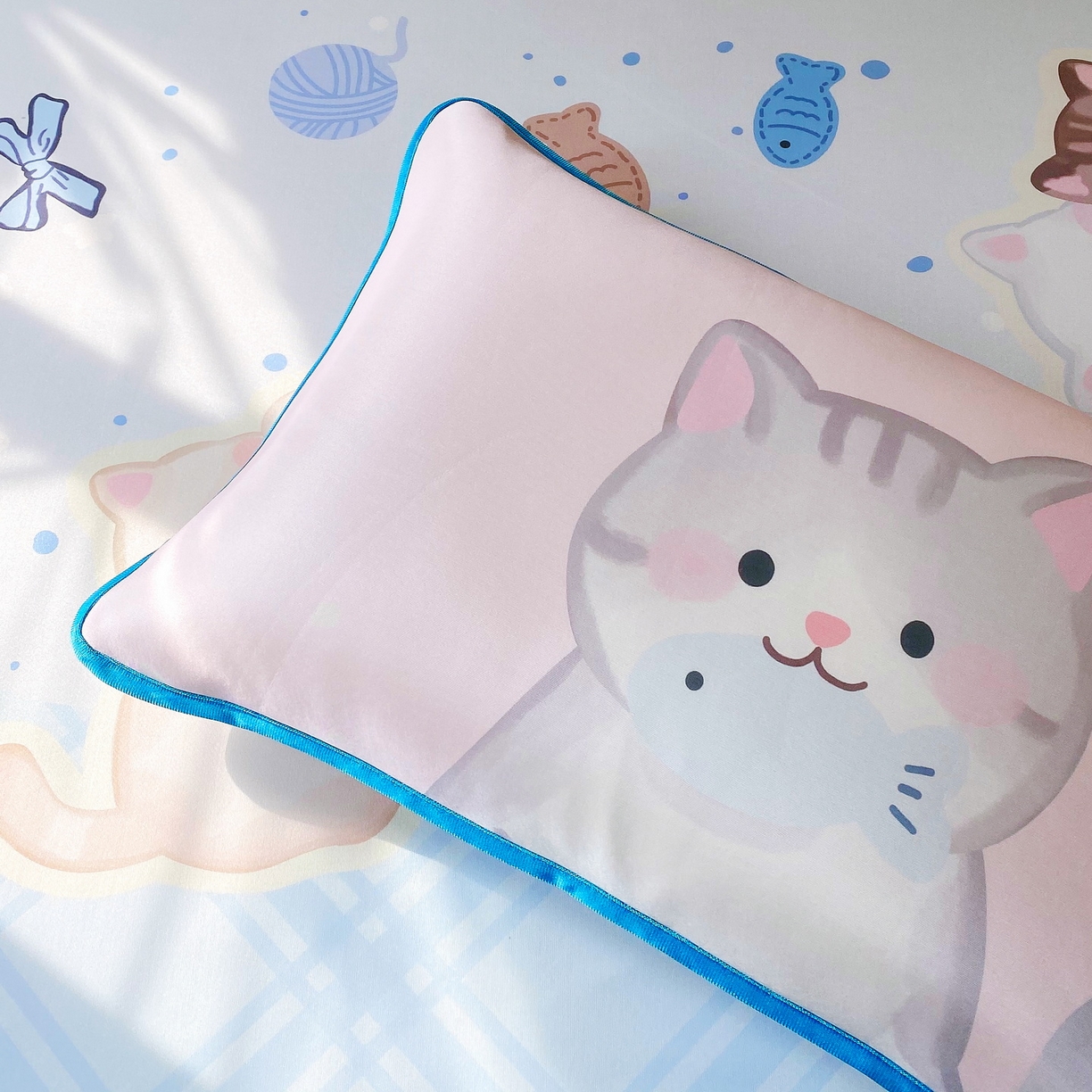 91家纺网 家纺一手货源 找家纺 莱米家纺 2026新款大版小冰皮床笠床席 甜心猫咪床席