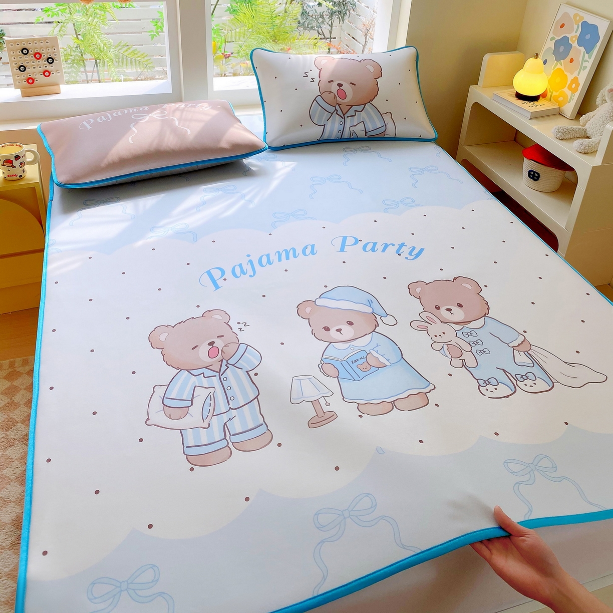 91家纺网 家纺一手货源 找家纺 莱米家纺 2026新款大版小冰皮床笠床席 熊熊派对床席