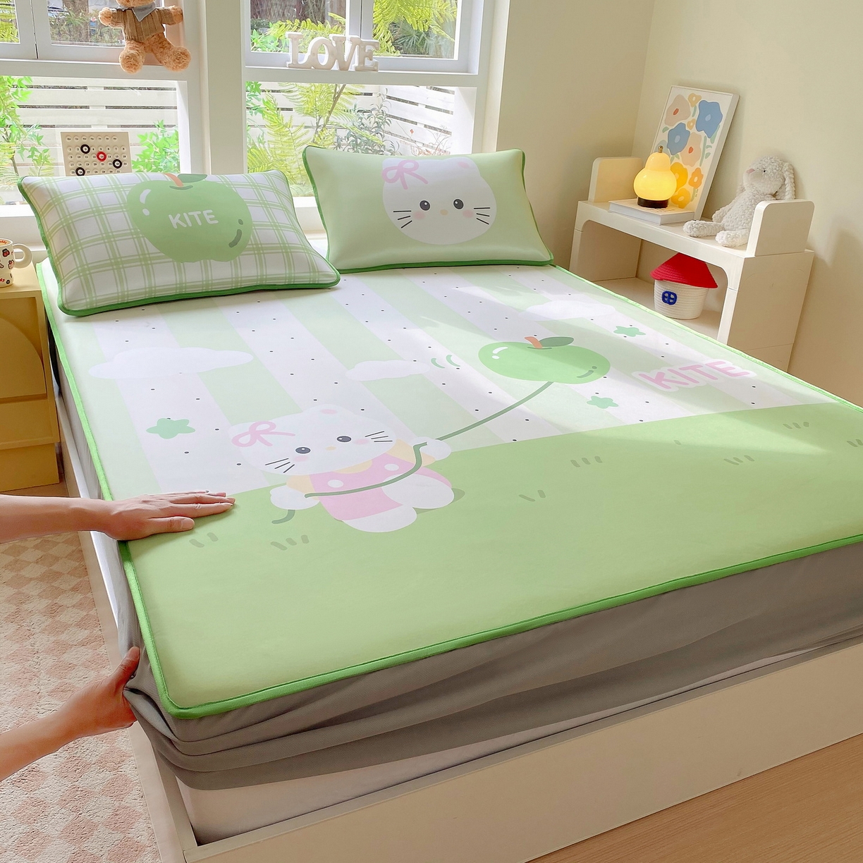 91家纺网 家纺一手货源 找家纺 莱米家纺 2026新款大版小冰皮床笠床席 猫咪气球床笠