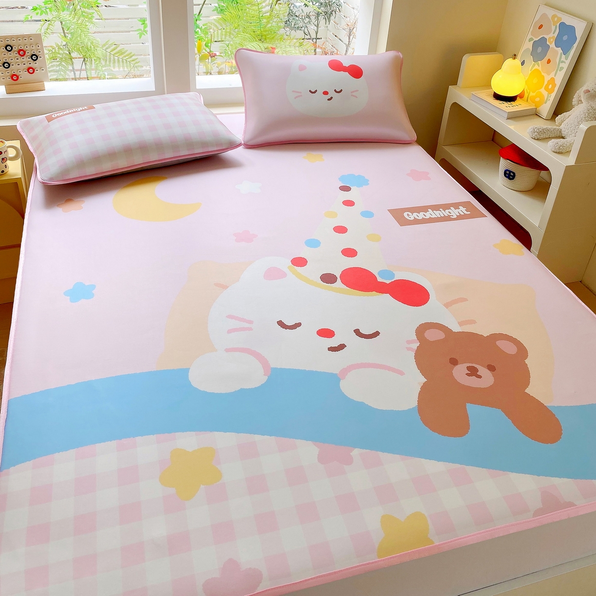 91家纺网 家纺一手货源 找家纺 莱米家纺 2026新款大版小冰皮床笠床席 晚安小猫床席