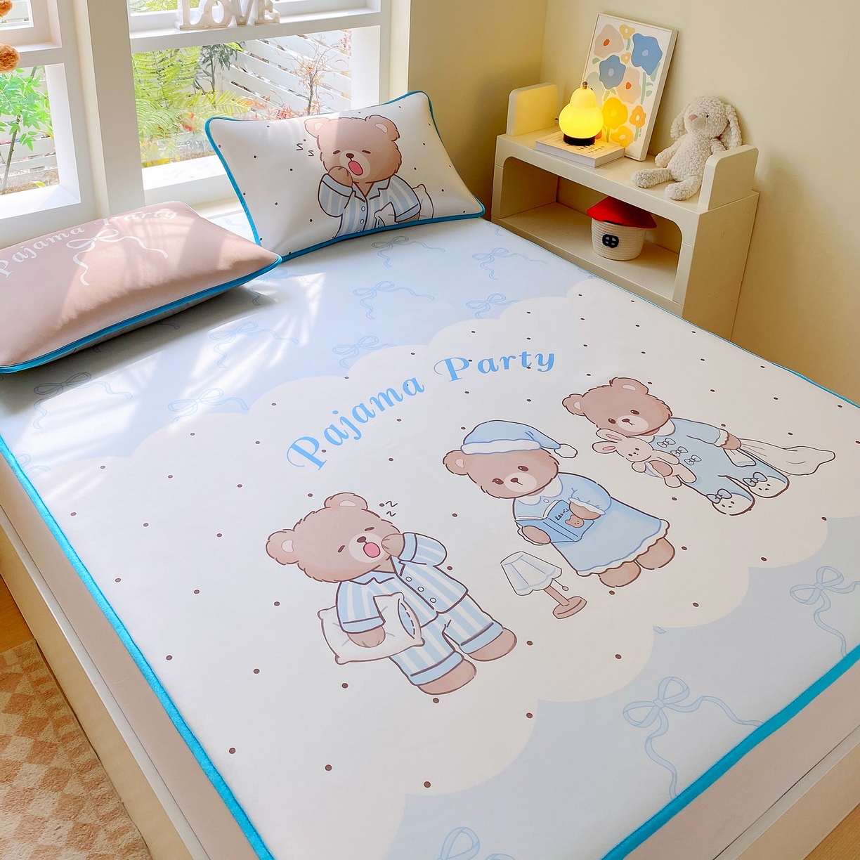 91家纺网 家纺一手货源 找家纺 莱米家纺 2026新款大版小冰皮床笠床席 熊熊派对床席