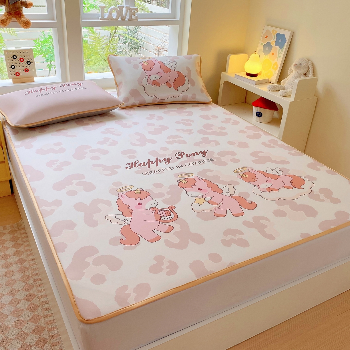 91家纺网 家纺一手货源 找家纺 莱米家纺 2026新款大版小冰皮床笠床席 快乐小狗床席