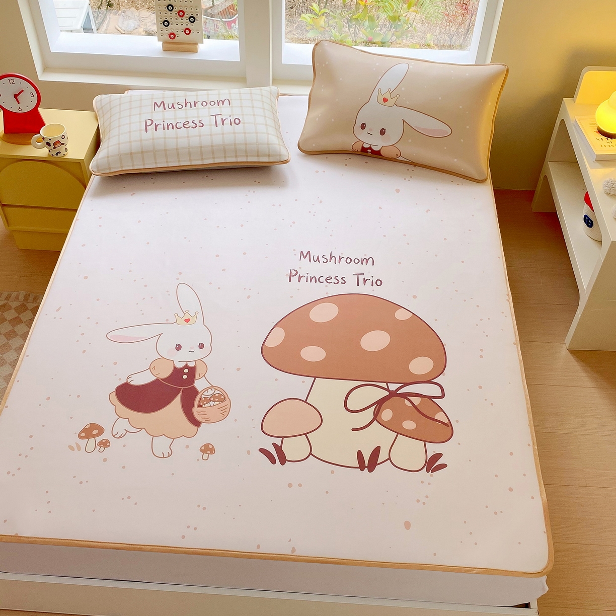 91家纺网 家纺一手货源 找家纺 莱米家纺 2026新款大版小冰皮床笠床席 蘑菇小兔床席