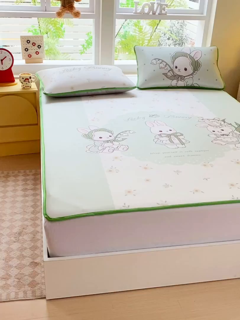 91家纺网 家纺一手货源 找家纺 莱米家纺 2026新款大版小冰皮床笠床席 甜美小兔床席