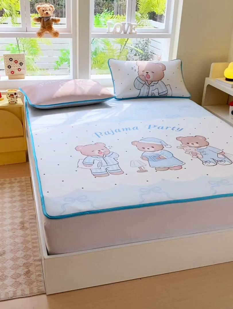 91家纺网 家纺一手货源 找家纺 莱米家纺 2026新款大版小冰皮床笠床席 熊熊派对床席