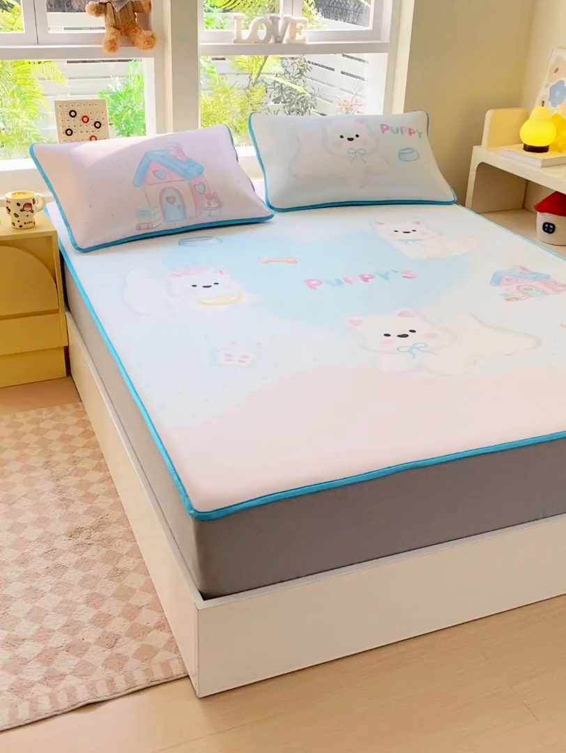 91家纺网 家纺一手货源 找家纺 莱米家纺 2026新款大版小冰皮床笠床席 乐园小狗床笠