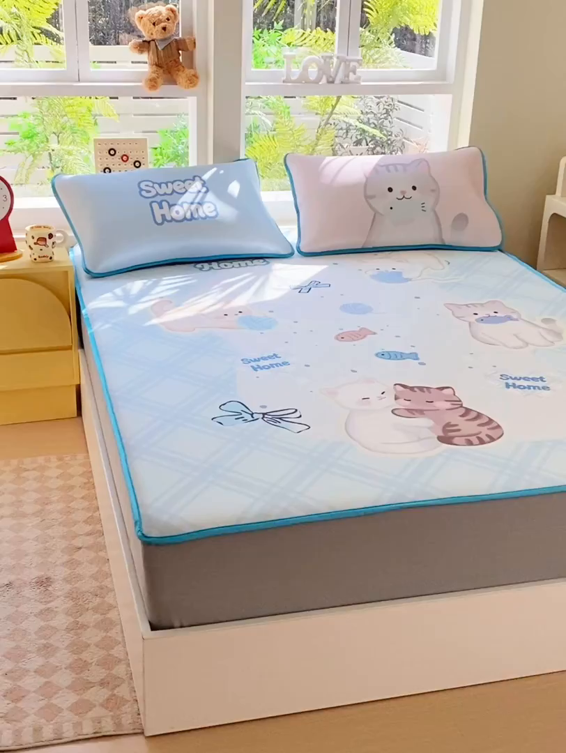 91家纺网 家纺一手货源 找家纺 莱米家纺 2026新款大版小冰皮床笠床席 甜心猫咪床笠