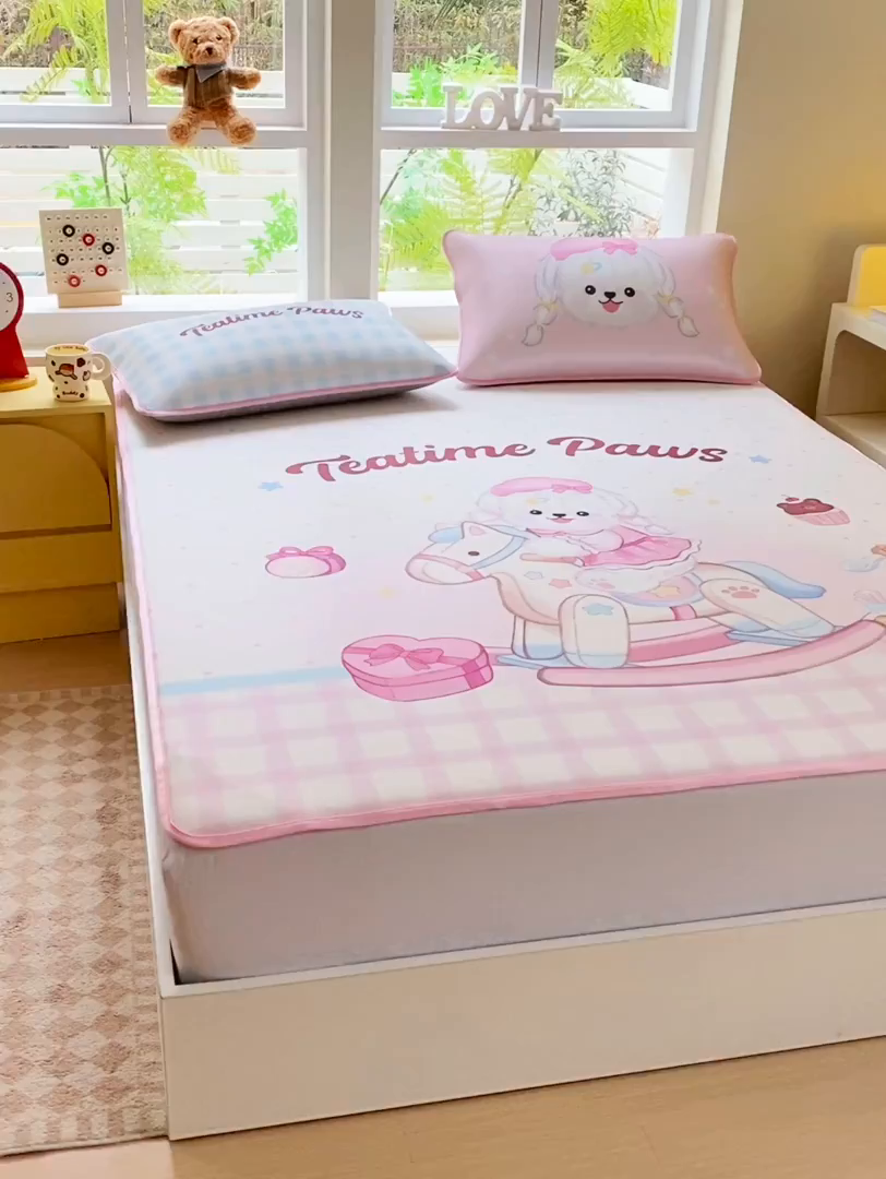 91家纺网 家纺一手货源 找家纺 莱米家纺 2026新款大版小冰皮床笠床席 木马奇缘床席