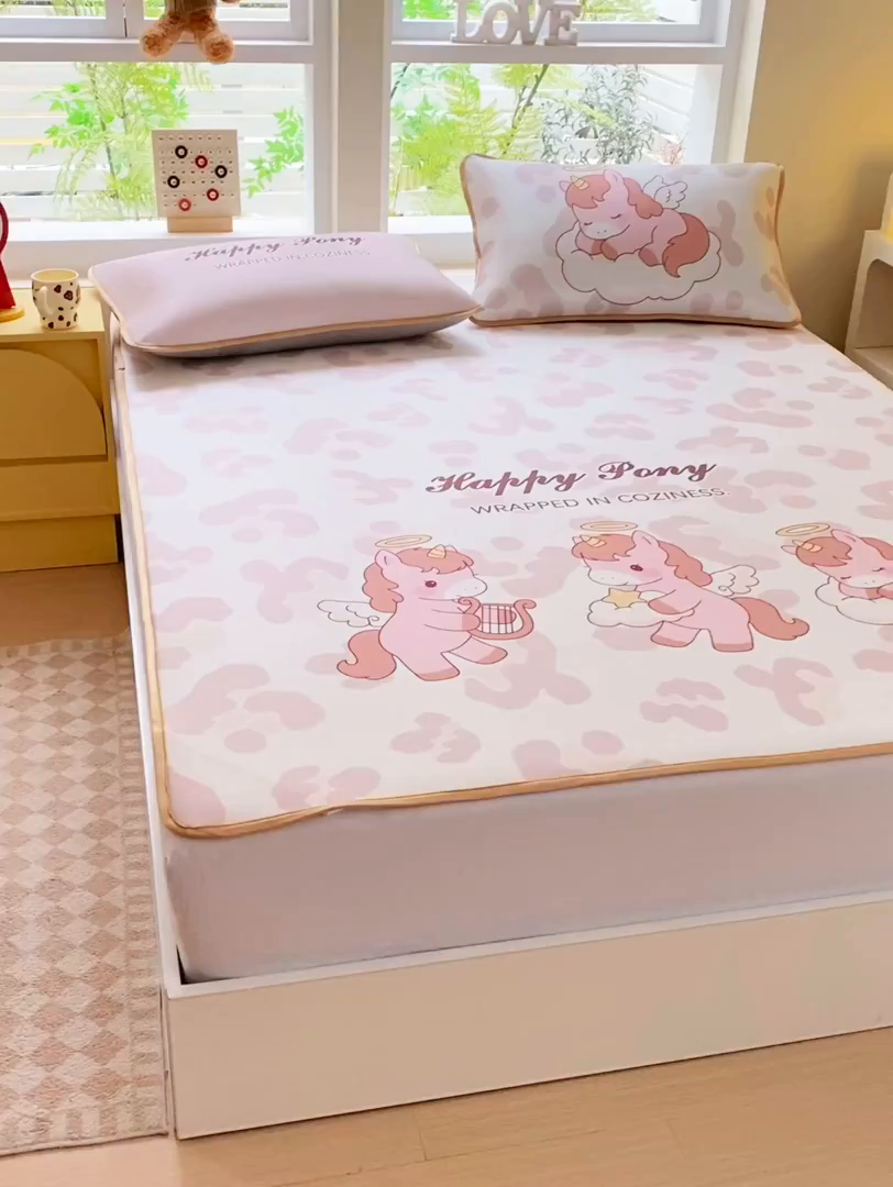 91家纺网 家纺一手货源 找家纺 莱米家纺 2026新款大版小冰皮床笠床席 快乐小狗床席