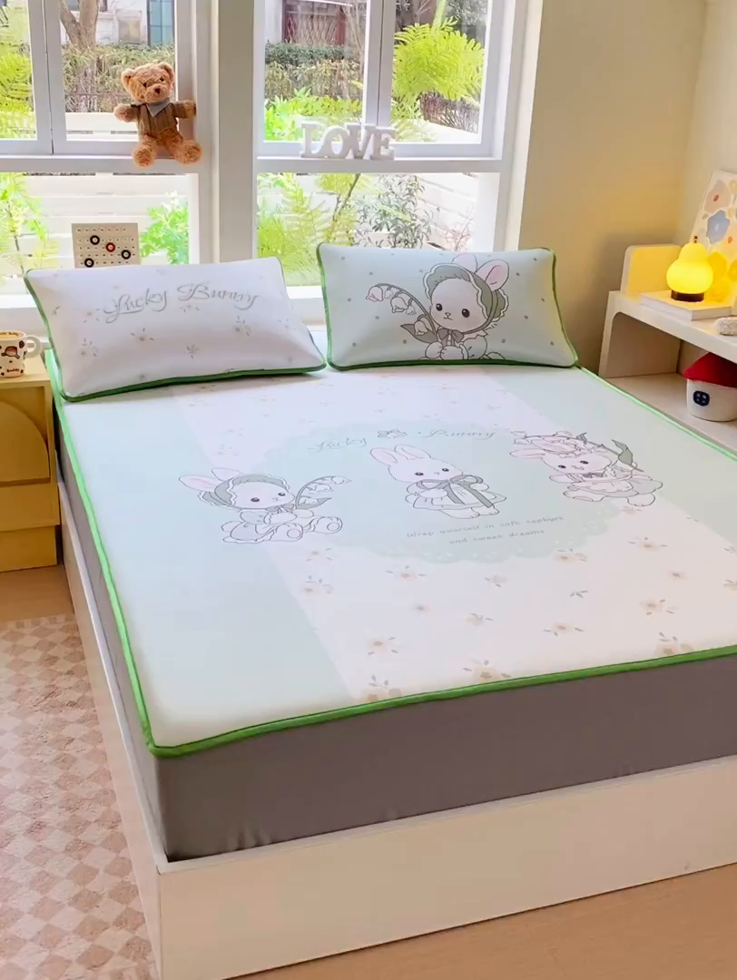 91家纺网 家纺一手货源 找家纺 莱米家纺 2026新款大版小冰皮床笠床席 甜美小兔床笠