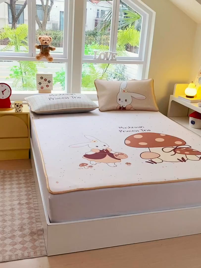 91家纺网 家纺一手货源 找家纺 莱米家纺 2026新款大版小冰皮床笠床席 蘑菇小兔床席