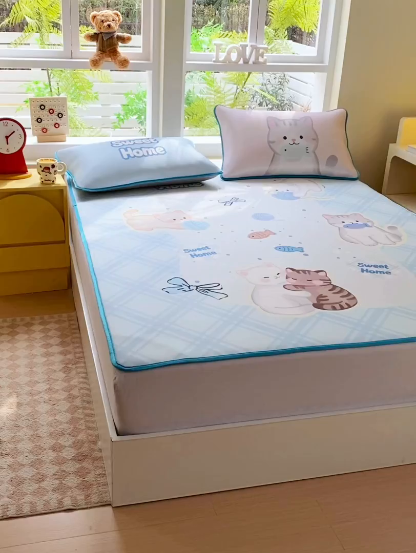 91家纺网 家纺一手货源 找家纺 莱米家纺 2026新款大版小冰皮床笠床席 甜心猫咪床席