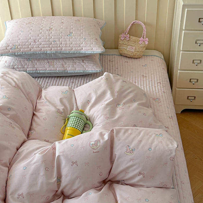 91家纺网 家纺一手货源 找家纺 孑寐家纺 2026新款全棉纯棉四季款床盖四件套 粉色小马