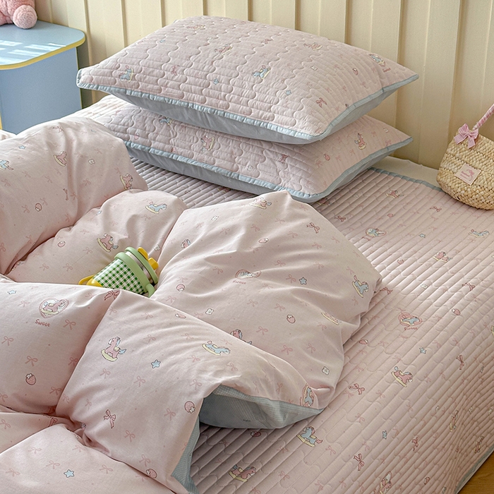 91家纺网 家纺一手货源 找家纺 孑寐家纺 2026新款全棉纯棉四季款床盖四件套 粉色小马