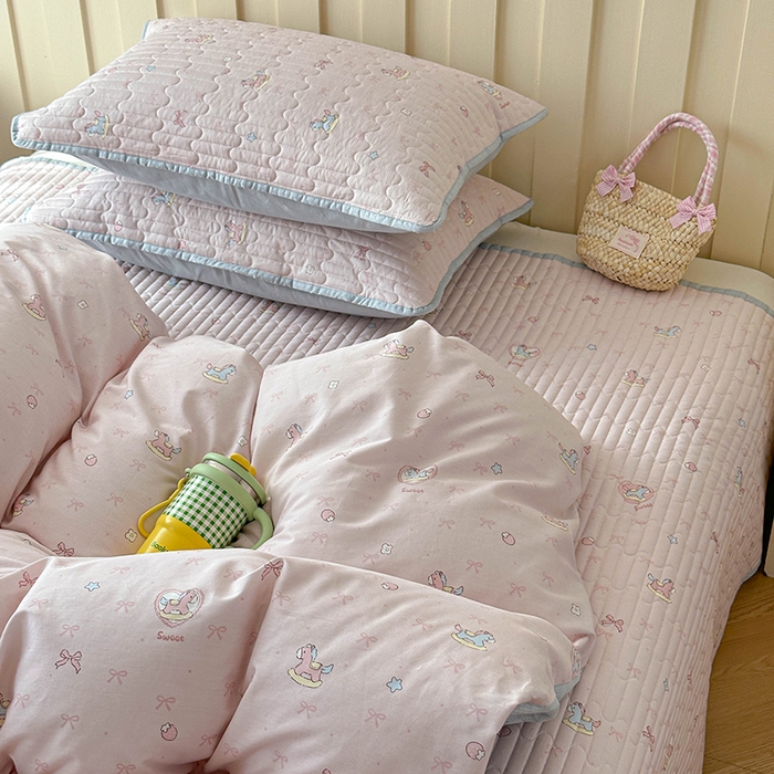 91家纺网 家纺一手货源 找家纺 孑寐家纺 2026新款全棉纯棉四季款床盖四件套 粉色小马