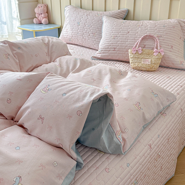 91家纺网 家纺一手货源 找家纺 孑寐家纺 2026新款全棉纯棉四季款床盖四件套 粉色小马