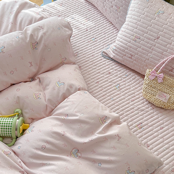 91家纺网 家纺一手货源 找家纺 孑寐家纺 2026新款全棉纯棉四季款床盖四件套 粉色小马