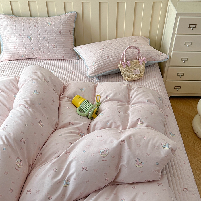 91家纺网 家纺一手货源 找家纺 孑寐家纺 2026新款全棉纯棉四季款床盖四件套 粉色小马