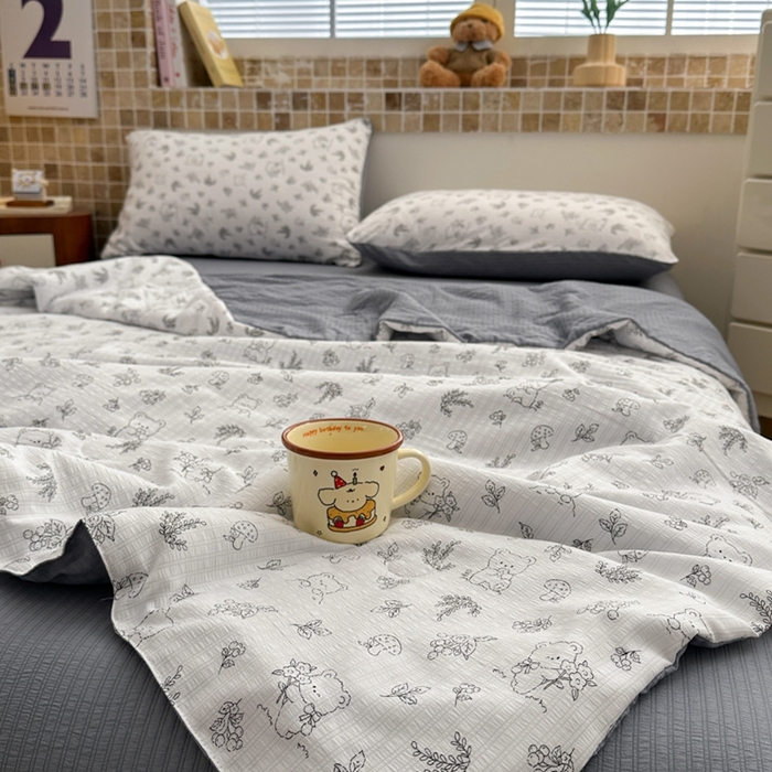 91家纺网 家纺一手货源 找家纺 寐眠 2026新款泡泡纱印花夏被夏凉被空调被 雾林熊团子
