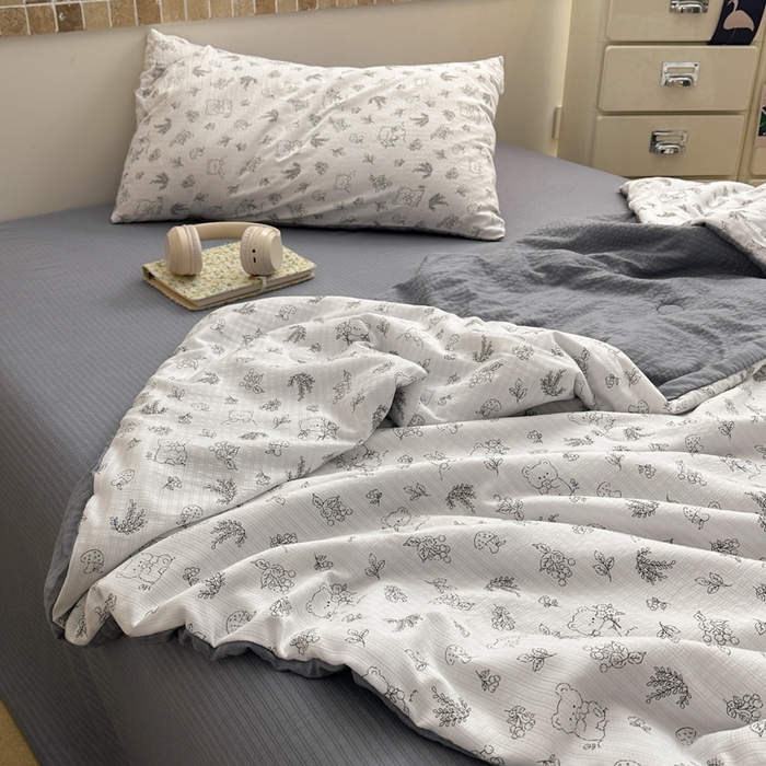 91家纺网 家纺一手货源 找家纺 寐眠 2026新款泡泡纱印花夏被夏凉被空调被 雾林熊团子