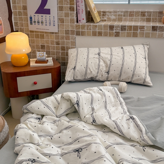 91家纺网 家纺一手货源 找家纺 寐眠 2026新款泡泡纱印花夏被夏凉被空调被 雾灰蝴蝶结