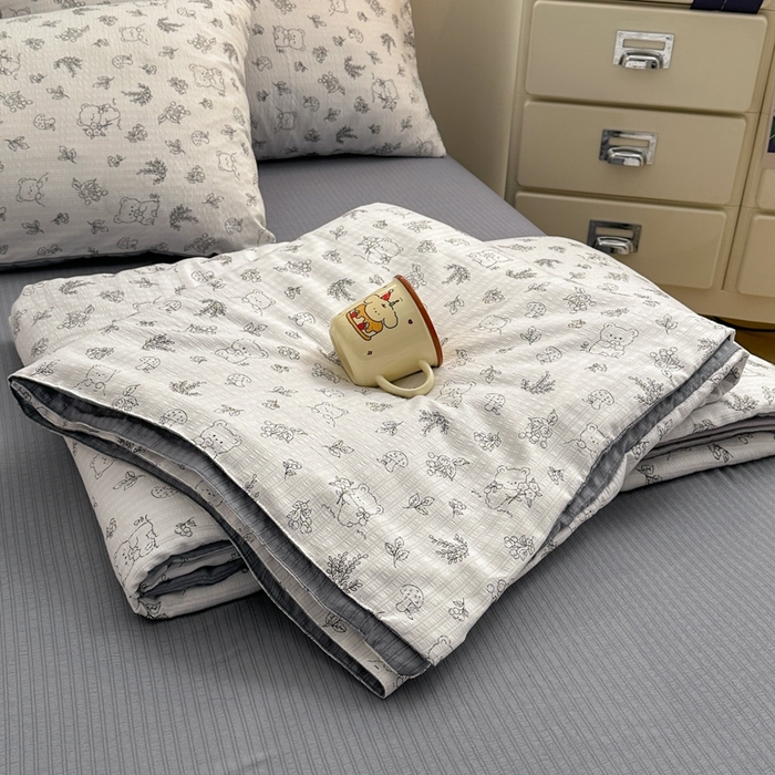 91家纺网 家纺一手货源 找家纺 寐眠 2026新款泡泡纱印花夏被夏凉被空调被 雾林熊团子
