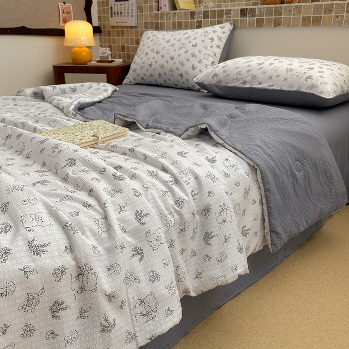 91家纺网 家纺一手货源 找家纺 寐眠 2026新款泡泡纱印花夏被夏凉被空调被 雾林熊团子