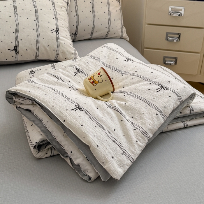 91家纺网 家纺一手货源 找家纺 寐眠 2026新款泡泡纱印花夏被夏凉被空调被 雾灰蝴蝶结