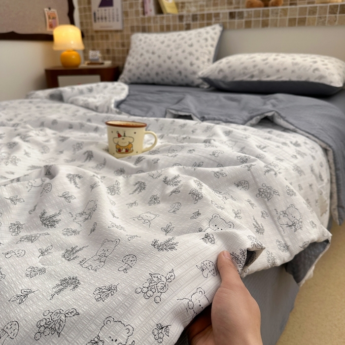 91家纺网 家纺一手货源 找家纺 寐眠 2026新款泡泡纱印花夏被夏凉被空调被 雾林熊团子