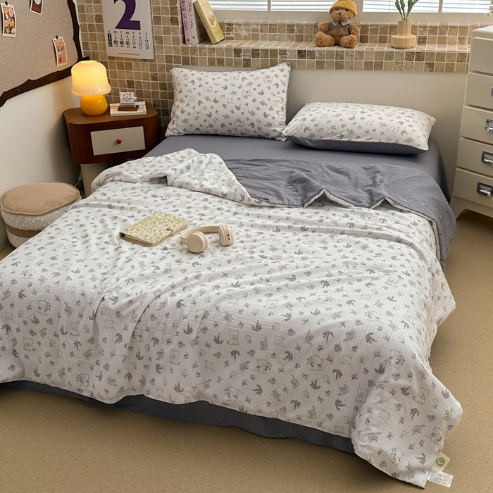 91家纺网 家纺一手货源 找家纺 寐眠 2026新款泡泡纱印花夏被夏凉被空调被 雾林熊团子