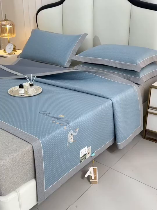 91家纺网 家纺一手货源 找家纺 小牛席业 2026新款加厚款-满天星天鹅刺绣凉感冰丝席系列凉席藤席冰藤席冰丝席竹席草席空调席乳胶席豆豆席 满天星天鹅凉感冰丝席-蓝色