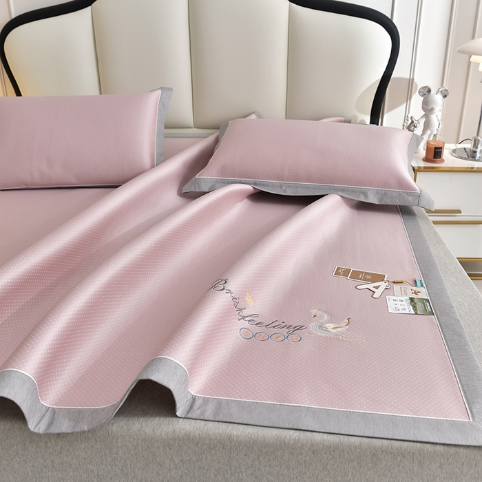 91家纺网 家纺一手货源 找家纺 小牛席业 2026新款加厚款-满天星天鹅刺绣凉感冰丝席系列凉席藤席冰藤席冰丝席竹席草席空调席乳胶席豆豆席 满天星天鹅凉感冰丝席-粉色