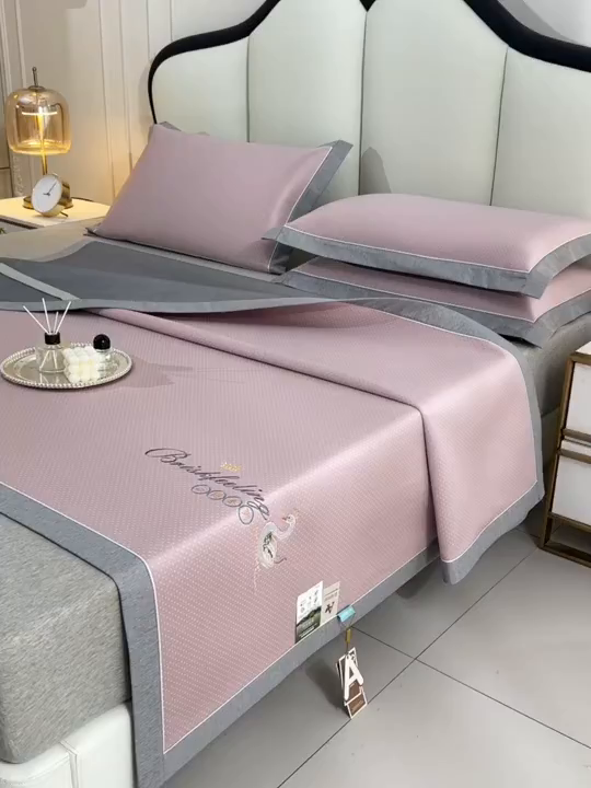 91家纺网 家纺一手货源 找家纺 小牛席业 2026新款加厚款-满天星天鹅刺绣凉感冰丝席系列凉席藤席冰藤席冰丝席竹席草席空调席乳胶席豆豆席 满天星天鹅凉感冰丝席-粉色