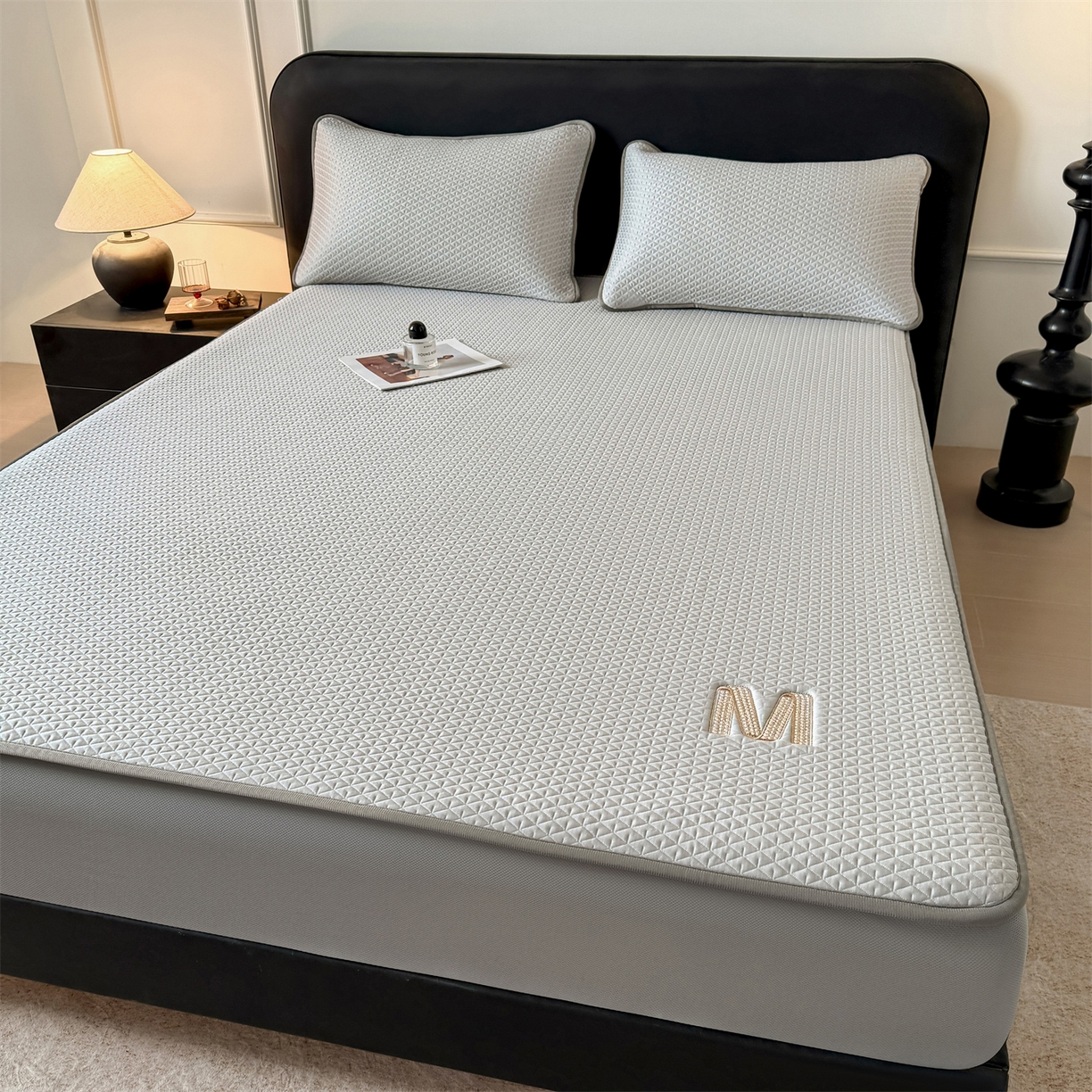 91家纺网 家纺一手货源 找家纺 鑫姿席业 2026新款夏季高端竹席pe藤席空调软席可水洗席子凉席-慕尚M纹 床席款-慕尚M纹-咖