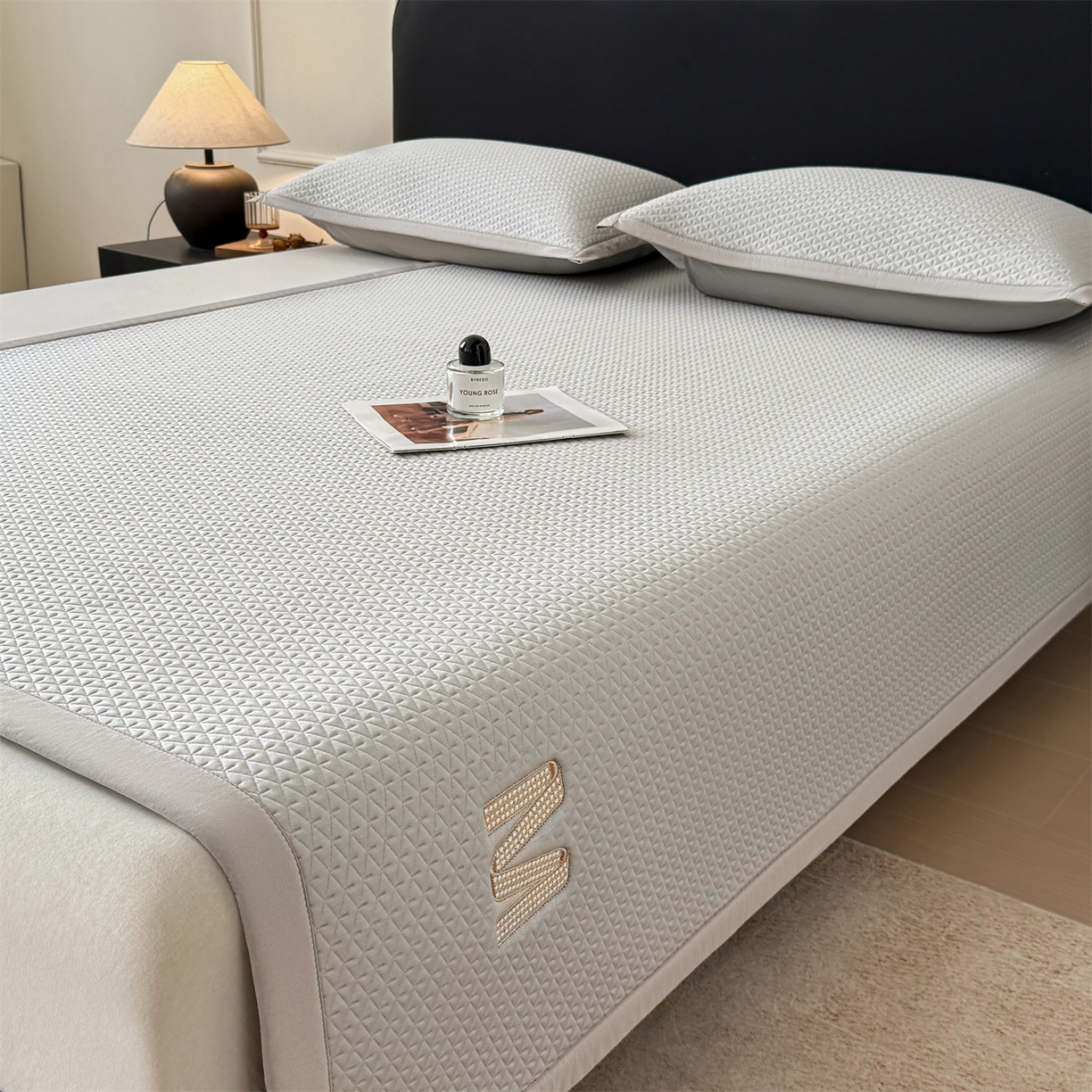 91家纺网 家纺一手货源 找家纺 鑫姿席业 2026新款夏季高端竹席pe藤席空调软席可水洗席子凉席-慕尚M纹 床笠款-慕尚M纹-绿