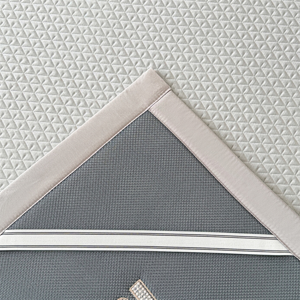 91家纺网 家纺一手货源 找家纺 鑫姿席业 2026新款夏季高端竹席pe藤席空调软席可水洗席子凉席-慕尚M纹 床笠款-慕尚M纹-绿