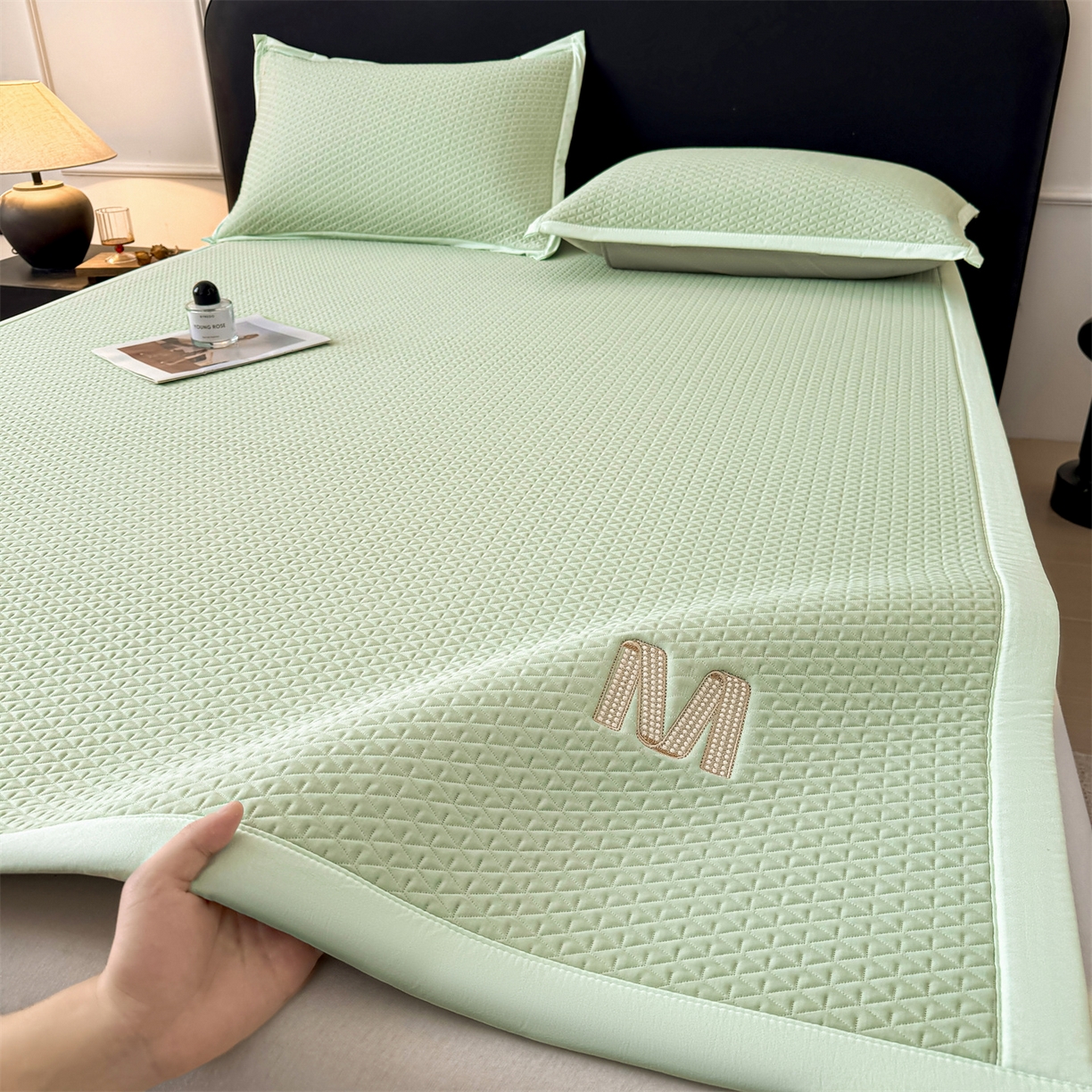 91家纺网 家纺一手货源 找家纺 鑫姿席业 2026新款夏季高端竹席pe藤席空调软席可水洗席子凉席-慕尚M纹 床席款-慕尚M纹-绿