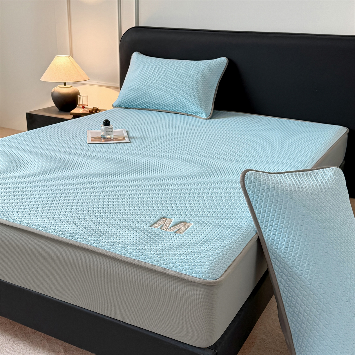 91家纺网 家纺一手货源 找家纺 鑫姿席业 2026新款夏季高端竹席pe藤席空调软席可水洗席子凉席-慕尚M纹 床笠款-慕尚M纹-咖