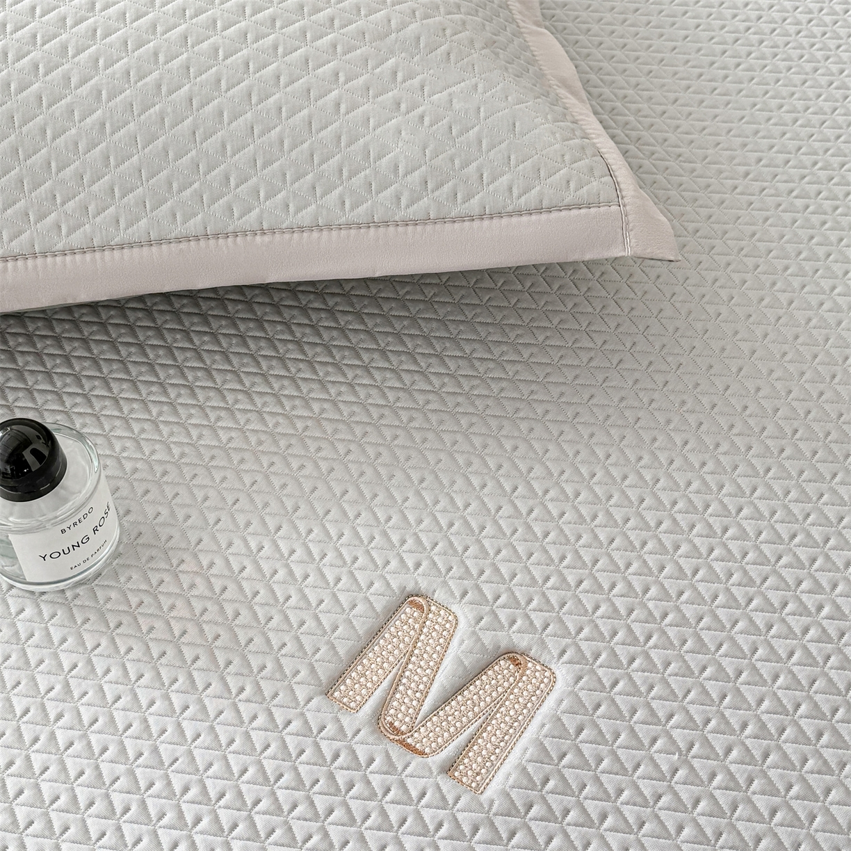 91家纺网 家纺一手货源 找家纺 鑫姿席业 2026新款夏季高端竹席pe藤席空调软席可水洗席子凉席-慕尚M纹 床笠款-慕尚M纹-绿