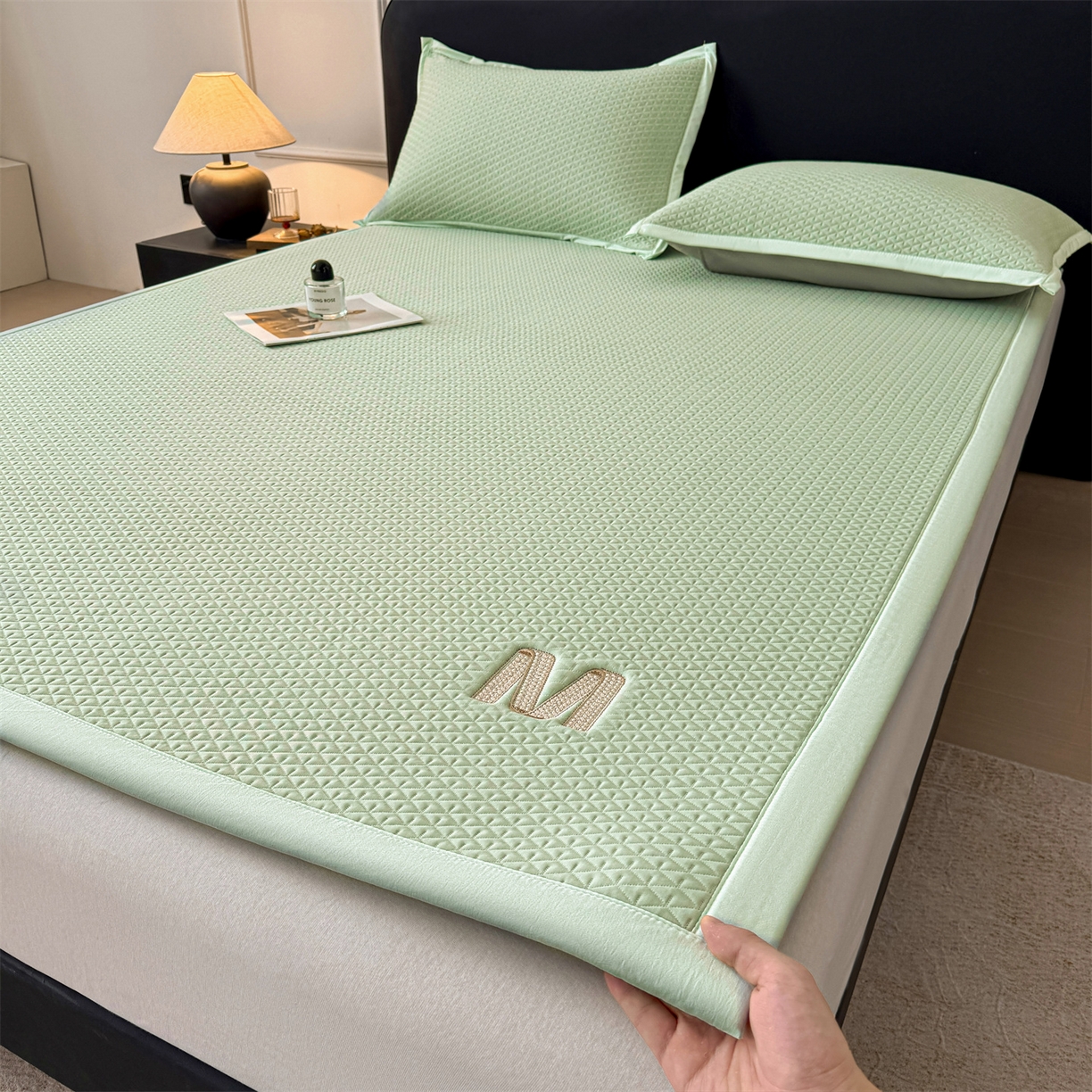 91家纺网 家纺一手货源 找家纺 鑫姿席业 2026新款夏季高端竹席pe藤席空调软席可水洗席子凉席-慕尚M纹 床席款-慕尚M纹-绿