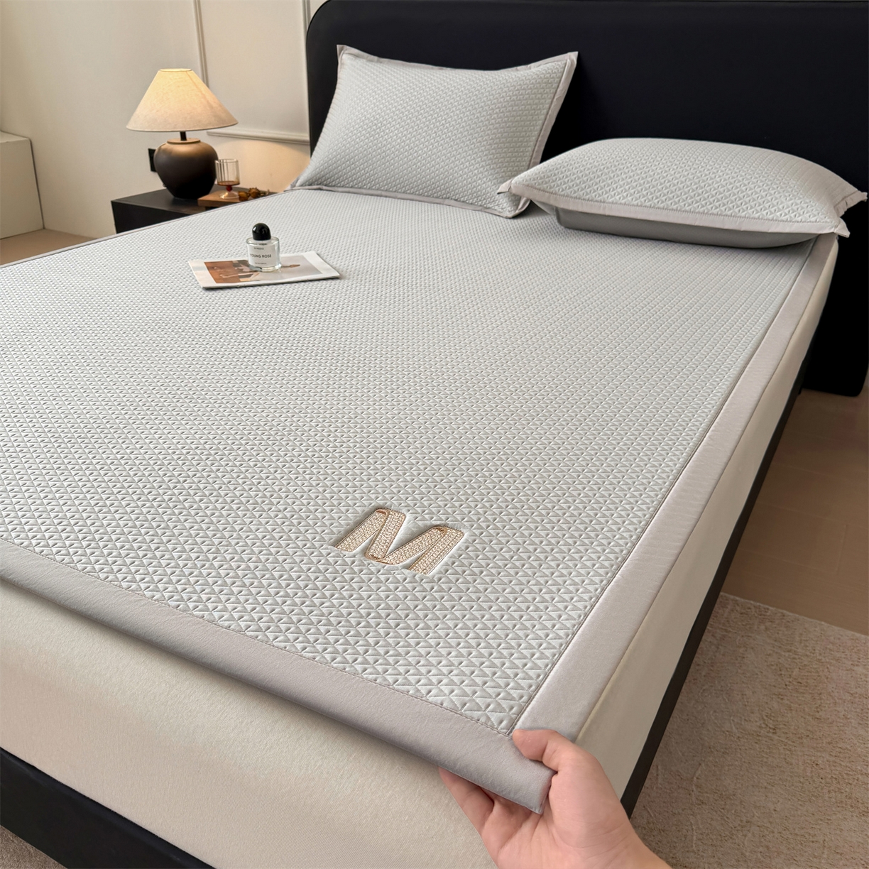 91家纺网 家纺一手货源 找家纺 鑫姿席业 2026新款夏季高端竹席pe藤席空调软席可水洗席子凉席-慕尚M纹 床笠款-慕尚M纹-绿