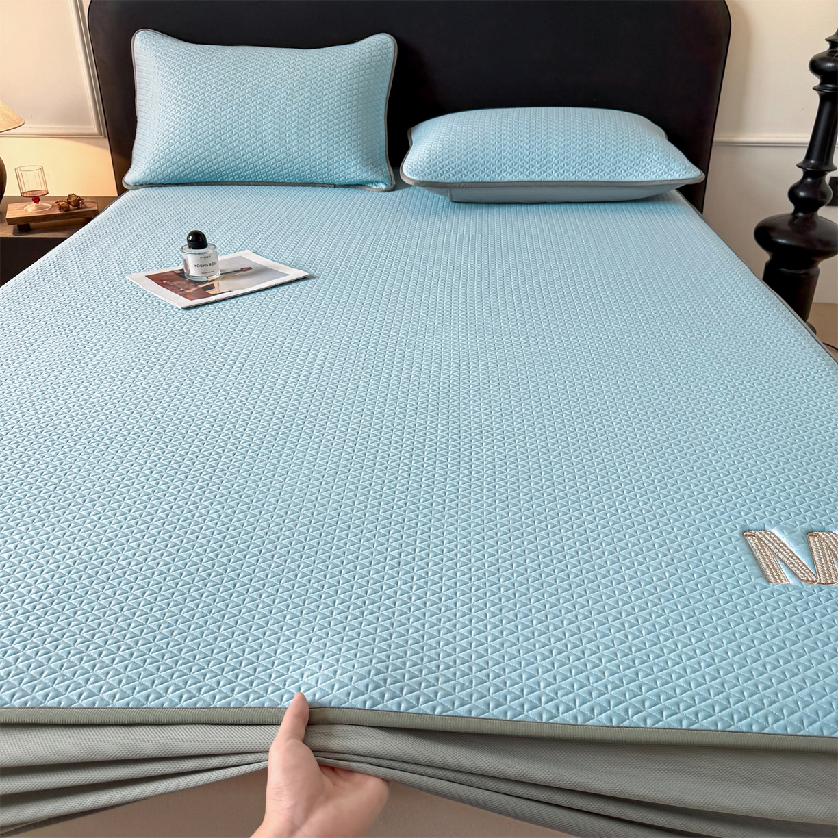 91家纺网 家纺一手货源 找家纺 鑫姿席业 2026新款夏季高端竹席pe藤席空调软席可水洗席子凉席-慕尚M纹 床笠款-慕尚M纹-咖