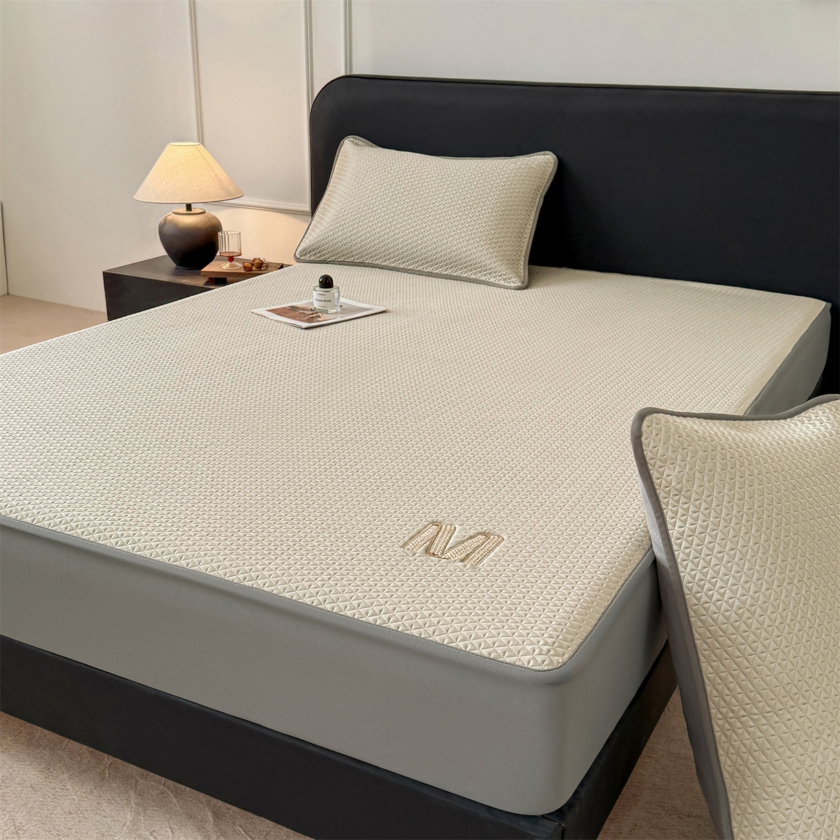 91家纺网 家纺一手货源 找家纺 鑫姿席业 2026新款夏季高端竹席pe藤席空调软席可水洗席子凉席-慕尚M纹 床笠款-慕尚M纹-灰