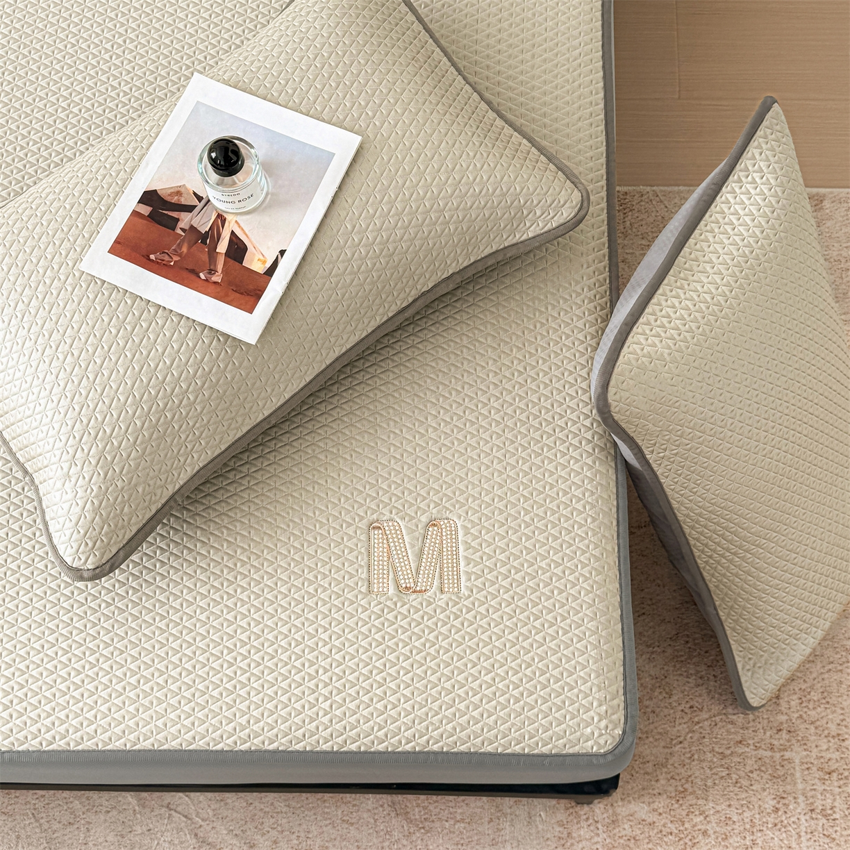 91家纺网 家纺一手货源 找家纺 鑫姿席业 2026新款夏季高端竹席pe藤席空调软席可水洗席子凉席-慕尚M纹 床笠款-慕尚M纹-灰