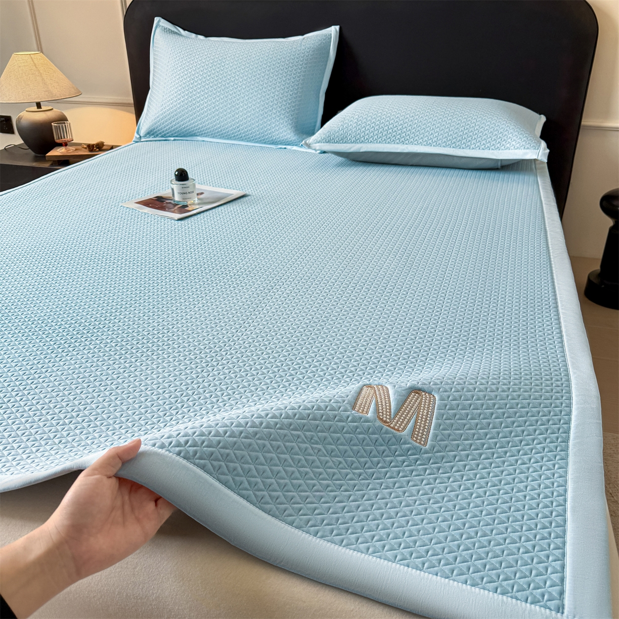 91家纺网 家纺一手货源 找家纺 鑫姿席业 2026新款夏季高端竹席pe藤席空调软席可水洗席子凉席-慕尚M纹 床席款-慕尚M纹-蓝