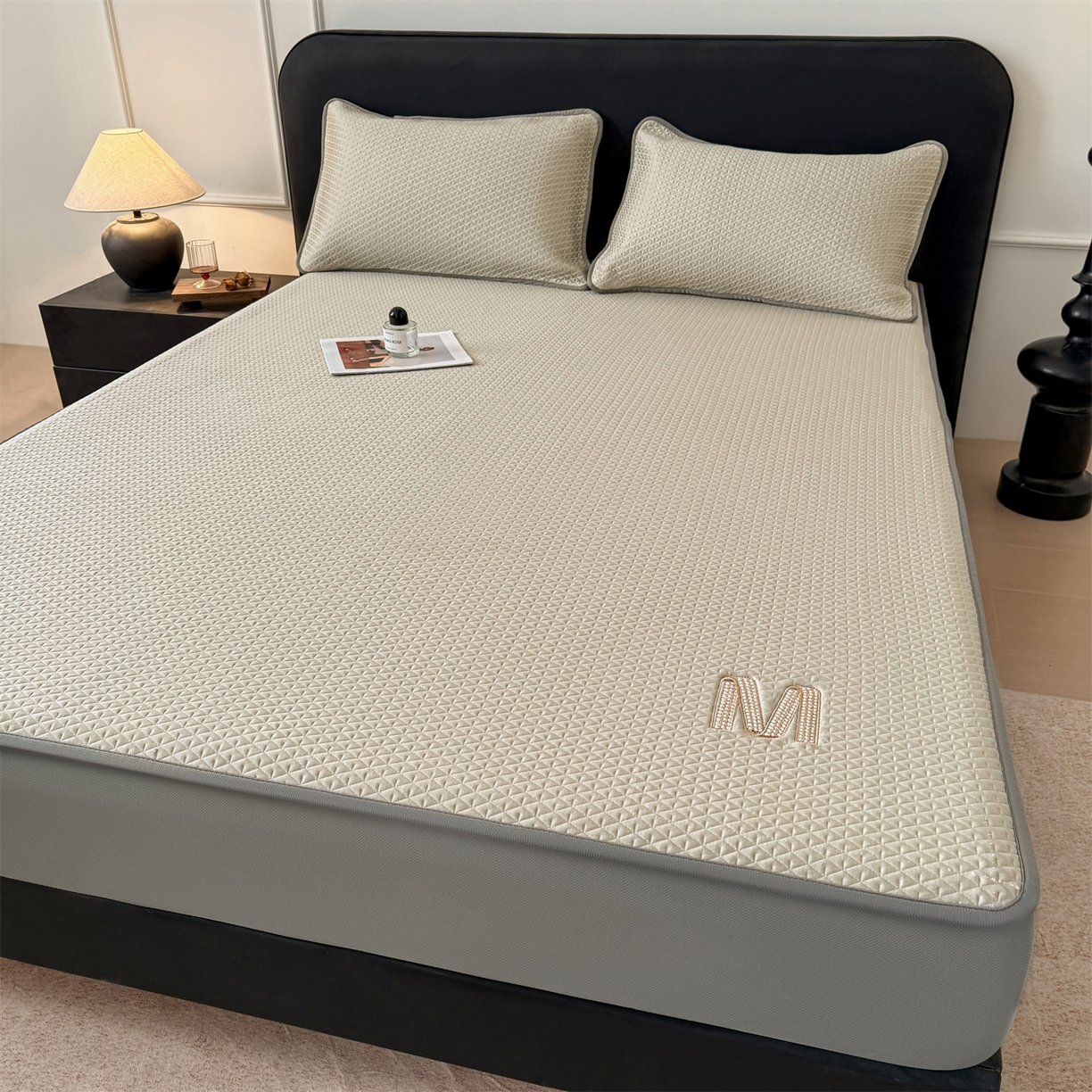 91家纺网 家纺一手货源 找家纺 鑫姿席业 2026新款夏季高端竹席pe藤席空调软席可水洗席子凉席-慕尚M纹 床笠款-慕尚M纹-灰