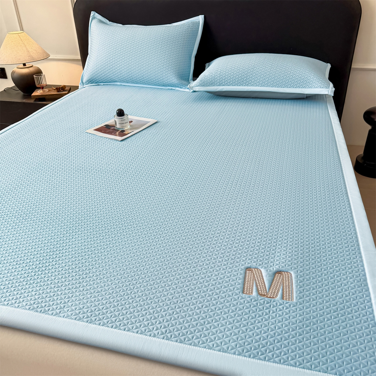 91家纺网 家纺一手货源 找家纺 鑫姿席业 2026新款夏季高端竹席pe藤席空调软席可水洗席子凉席-慕尚M纹 床席款-慕尚M纹-蓝