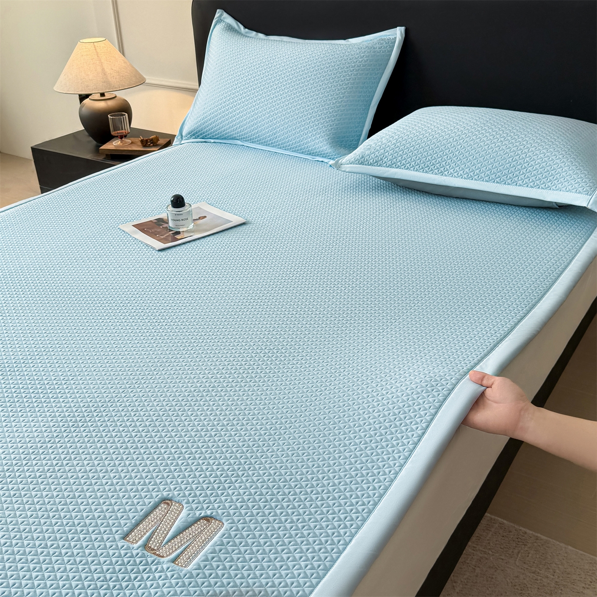 91家纺网 家纺一手货源 找家纺 鑫姿席业 2026新款夏季高端竹席pe藤席空调软席可水洗席子凉席-慕尚M纹 床席款-慕尚M纹-蓝