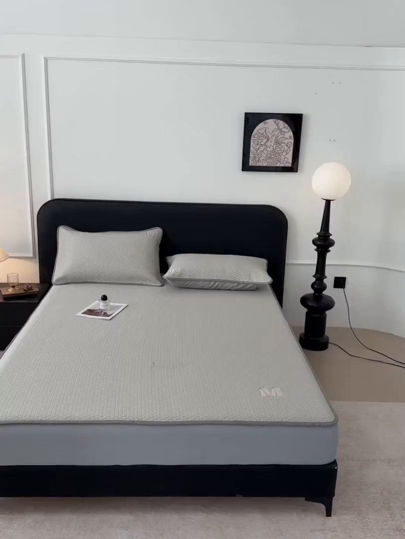 91家纺网 家纺一手货源 找家纺 鑫姿席业 2026新款夏季高端竹席pe藤席空调软席可水洗席子凉席-慕尚M纹 床笠款-慕尚M纹-灰